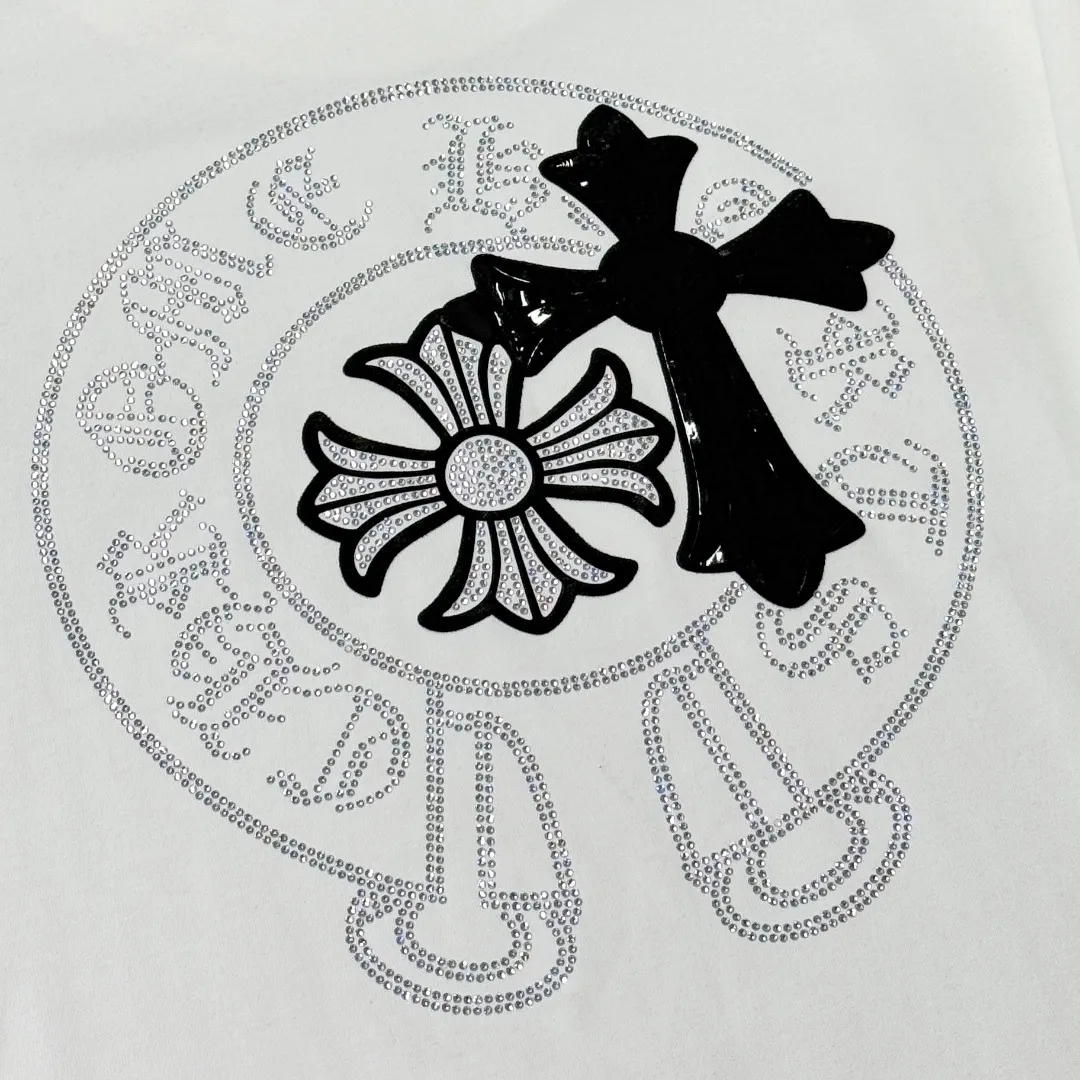 P180 Chrome Hearts 25 high-end versions. The fabric is made of 300 grams of high-density pure cotton. It does not deform or shrink. It has three complete standards. It is the same style for men and women. Technology: imported hot diamond + calendered leather flocking. Color: White Black SIZE: S-XL